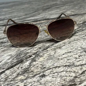 Chic Gold Aviator Sunglasses thumbnail 7
