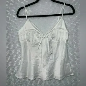 Princess Polly LADORA TOP WHITE size 6 thumbnail 2
