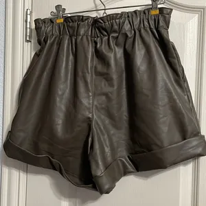 💙💖 NWT Abercrombie and Fitch Brown Vegan Leather Paperbag Shorts thumbnail 3