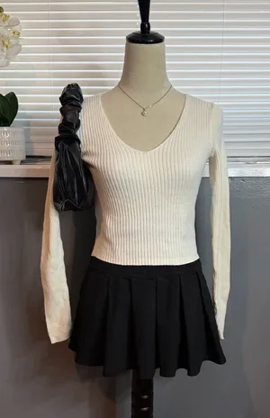 Brandy Melville John Galt Cream Ribbed V Neck Sweater Top Size M Long Sleeve thumbnail 1