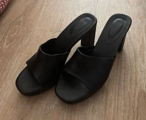 Black heels Size 7 thumbnail 1