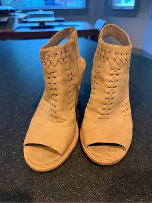 Vince Camuto Katri Woven Booties! Women’s 8! Perfect condition! thumbnail 3