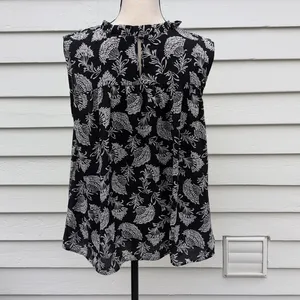 Loft Sleeveless Loose Fit Black and White Floral Top thumbnail 4