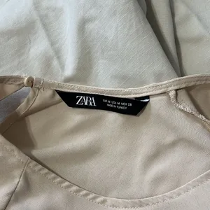 ZARA Short Flutter Sleeve Blouse Womens M Pleated Ruffle Hem Beige Chiffon Flowy thumbnail 4