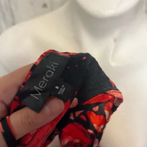Meraki Red & Black Abstract Halter Top Small Gold Chain Neck Tie Back thumbnail 4