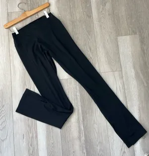 Nike Flare Leggings fitted split leg womens Black (medium) athleisure workout thumbnail 1
