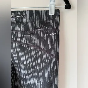 NIKE DRI-FIT Leggings. Women’s Size Small. Mesh & Unique Design. 28”. Like New! thumbnail 5