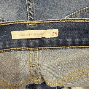 Levi's Cutoff Shorts Sz 25 710 Super Skinny Blue Medium Wash Tight‎ Hottie Sexy thumbnail 3