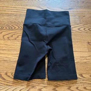 Athleta Aurora Seamless 7” Shorts Black thumbnail 2