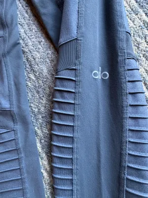 Alo Yoga Leggings thumbnail 2