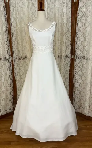 Pretty Vintage 90s Simple Crepe Wedding Gown thumbnail 1