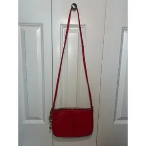 Fossil Erin Crossbody Bag‎ Womens Small Red Pebbled Leather Key Charm Pockets thumbnail 3