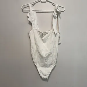 Free‎ People Lola White Crinkle Tie Shoulder Bodysuit Size Medium thumbnail 3