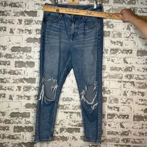 American Eagle | women mom jean short distressed denim thumbnail 9