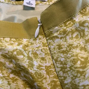 Banana Republic Chartreuse Floral Silk‎ Pleated Lined A-Line Skirt Size 2 thumbnail 4