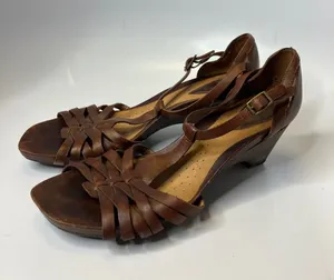 Clarks Artisan Wedge Sandals Womens 8M Brown Good Strappy T-Strap Leather 84215 thumbnail 1