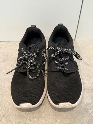 Nike Black and White Lace-Up Sneakers thumbnail 4