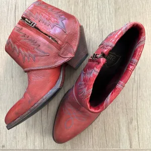 HTC Hollywood Trading Company Folded Cowboy Ankle Boots in Burgundy Sz 37 / 7 US thumbnail 3