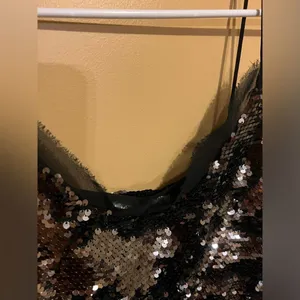 WDNY Cami Sequin Party Top Spaghetti Straps V Neck Size M Metallic NWT thumbnail 11