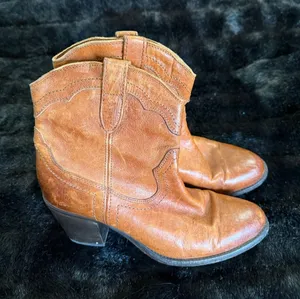 Frye Reina Western Ankle Boots Pointy Toe Cognac Brown Leather 8.5 B 8.5B thumbnail 1