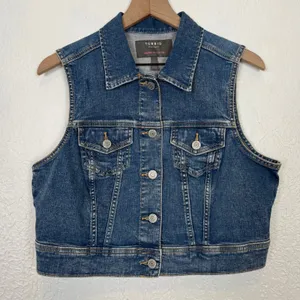 Torrid Denim Vintage Stretch Crop Denim Jean Vest Size 00 M/L NWT thumbnail 1