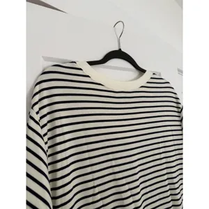 $98 Vineyard Vines White Navy striped Vneck Sweatshirt tee - XS thumbnail 5