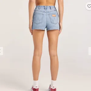 Wrangler pin up skinny shorts thumbnail 3