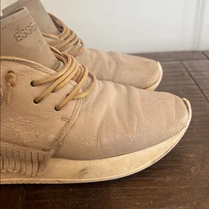 Esseutesse Shoe Size 39 Beige Leather Upper Metallic Foil Fringe Sneakers thumbnail 3