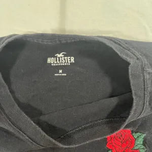 Hollister Baby Tee Cropped Shirt Women's Black Medium Rose thumbnail 3