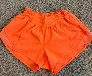 Lululemon Shorts Hotty Hot 2.5" High-Rise thumbnail 1