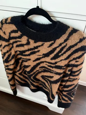 H&M Animal Print crew neck Sweater thumbnail 2