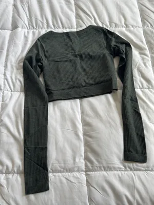 Lululemon Ebb to Street Long Sleeve Shirt Smoked Spruce Padded Crop Top size 2 thumbnail 3