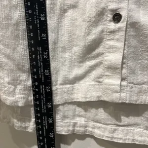 BKE by Buckle White Textured Button-Up Blouse Size S 100% cotton Rounded Hemline thumbnail 11