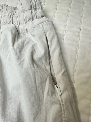 Lululemon Athletica Cream Women's Athletic Shorts - Elastic Waist in Size 12 thumbnail 8