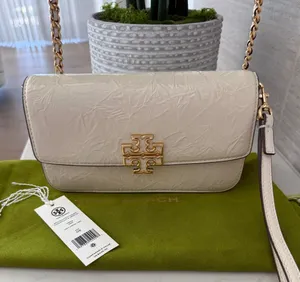 Tory Burch crinkle Cream patent leather Logo Crossbody/wristlet strap Preloved thumbnail 1