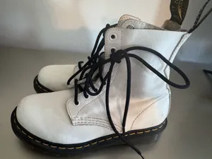 Dr. Martens Women's 1460 Smooth, White Smooth lace up thumbnail 3