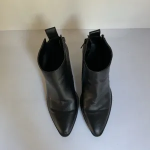 Universal Thread Black Faux Leather Ankle Boots Chunky Heel Zip Side Size 6.5 thumbnail 4