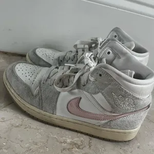 Nike High top Jordan 1 Women’s Light Iron Ore thumbnail 2