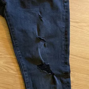 American Eagle Extreme Flex jeans-blk frayed bottoms. Straight leg. Distressed thumbnail 5