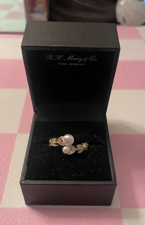 Elegant goldtone ring Gold Size 8 thumbnail 1