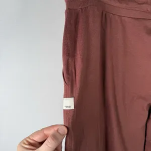 Vuori Halo Essential Wideleg Pants Rosewood Heather Travel Casual Womens Large thumbnail 5