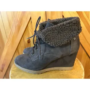 Dana Buchman Brown Lace Up Wedge Ankle Booties Fur Trim Faux Suede Upper Helma 9 thumbnail 3