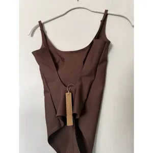 SKIMS BODY SCOOP LOW BACK THONG BODYSUIT Coco Brown XS NWT $88 thumbnail 6