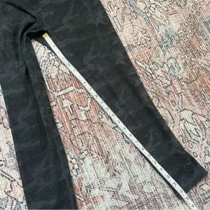 Vuori Clean Elevation Leggings Black Camo Size Medium 7/8 Length thumbnail 6
