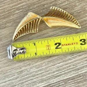 Vintage gold tone brooch thumbnail 9