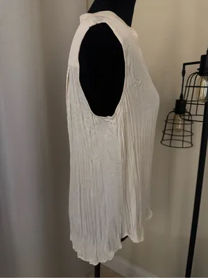 Vince Pleated Sleeveless Blouse Ivory Silk Look Button Front Top Size S thumbnail 6