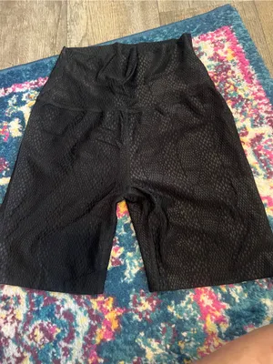 Beyond yoga Women's High-Waist Black Textured Bike Shorts thumbnail 5