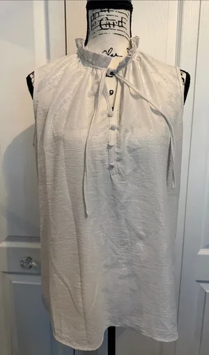 Como Black Sleeveless Ruffle Tie-Neck Camisole in White thumbnail 1