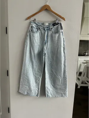 Abercrombie Lightweight Drapey Rigid Curve Love High Rise Cropped Wide Leg Jean thumbnail 2