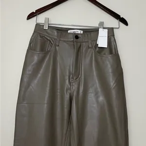 NWT Abercrombie and Fitch The 90s Straight Leg High Rise Vegan Leather Pants 2S thumbnail 2